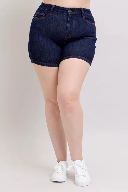 Plus Size HW Heart Shaped Pkts & Red Contrast Thread Denim Shorts