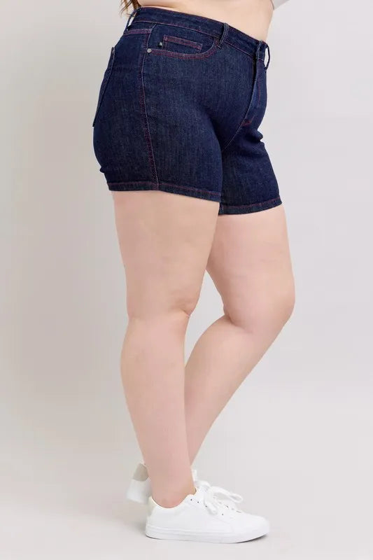 Plus Size HW Heart Shaped Pkts & Red Contrast Thread Denim Shorts